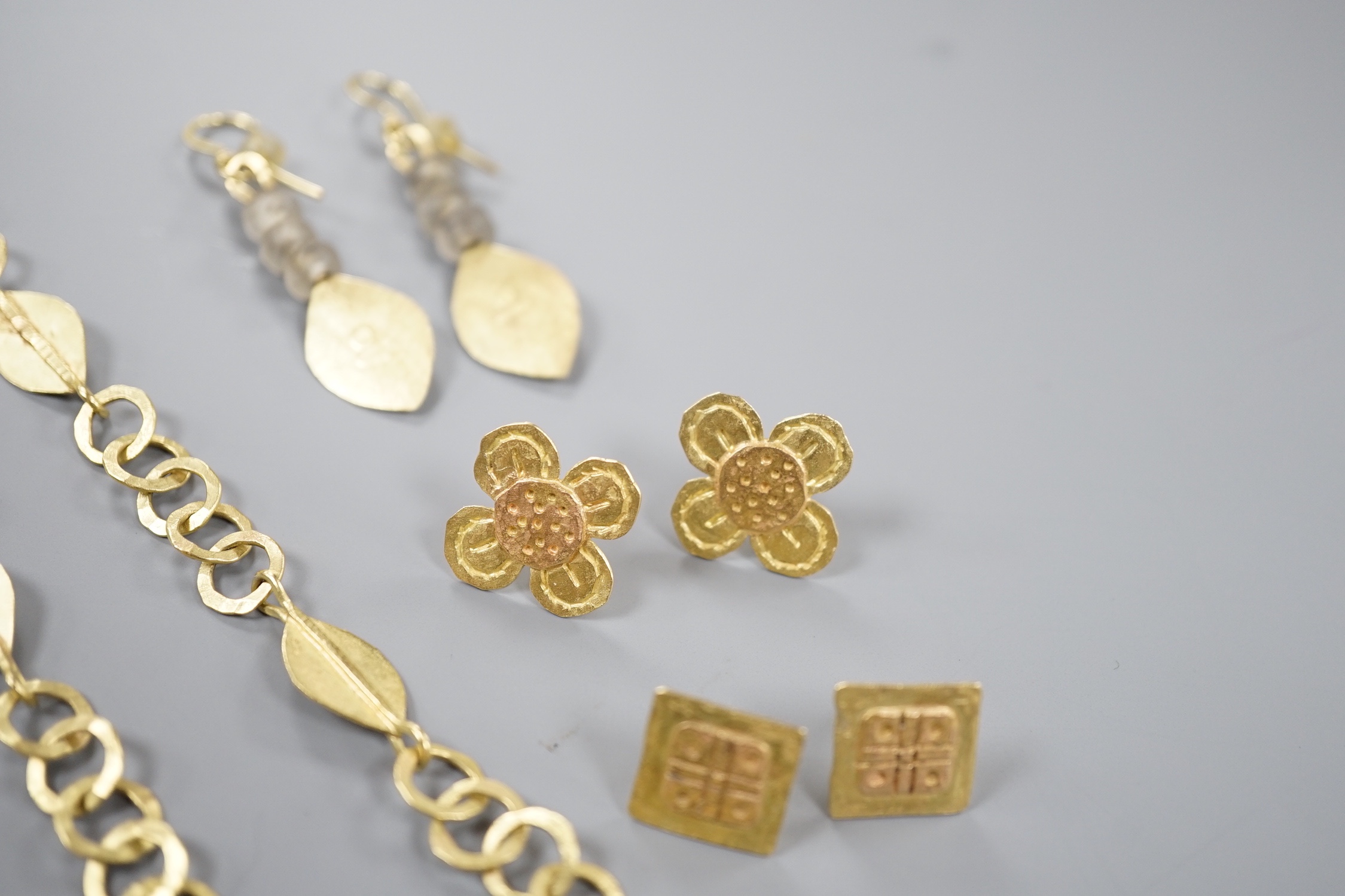 A modernist 18ct gold necklace, maker GR, London, 1999, 52cm, a pair of later drop earrings by the same maker and two other pairs of yellow metal ear studs, stamped GR only